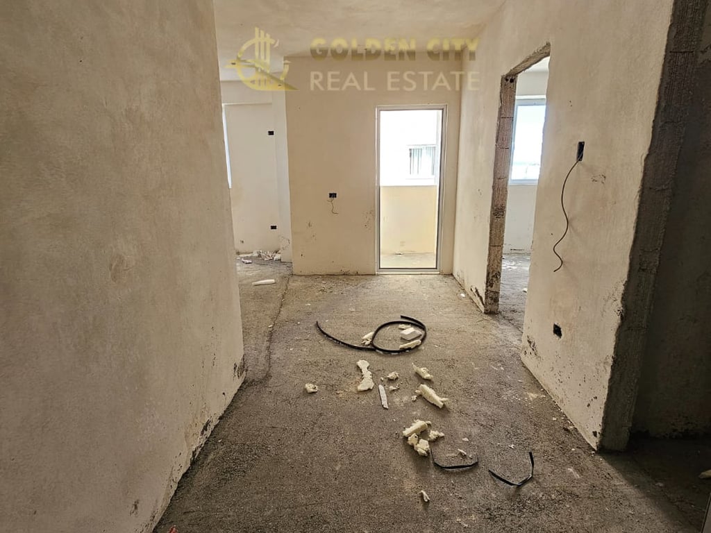 Shitet super apartament 1+1. spitall