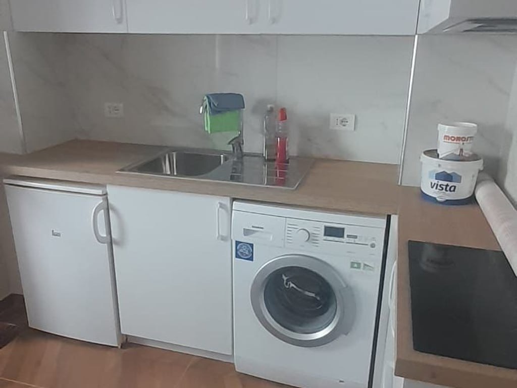 Monolocale in affitto a Tirana, St i Trenit/Dispenceria (300 Euro)