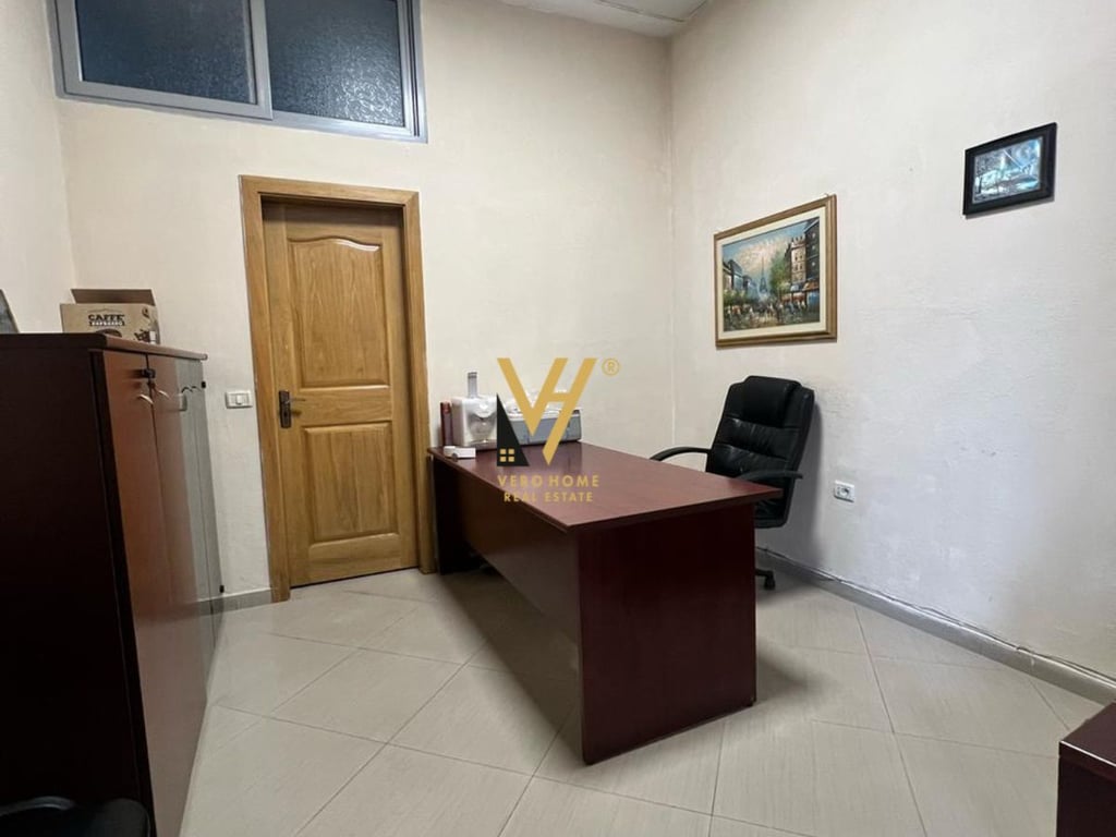OFFICE 18 M2 FOR RENT AT THE OLD EXHIBITION FOR 30,000 LEK.