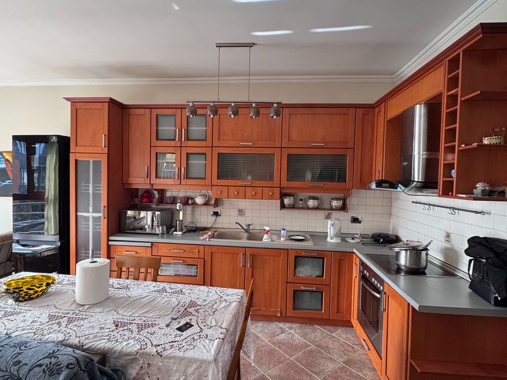 Jepet me qera Apartamenti 1+1 , rruga Kavajes perballe Noves ( del dhe tek Ura Nisherakut) 550 mije