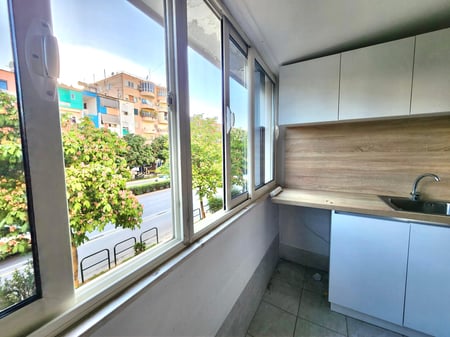 Jepet Me Qira 🔵 : Zyrë Elitare me 3 ambiente Pune 2wc ( Sip. 80m²) 📍Në KRYQËZIM TË UNAZËS, FILLIMI I RR. MYSLYM SHYRI ( Mon Cheri)