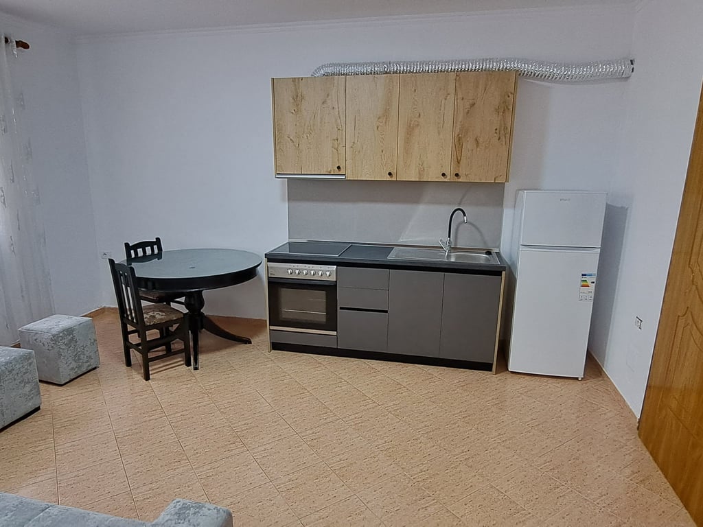 Affittasi Appartamento 1+1, via di Dibra di fronte all'Ospedale Madre Teresa. Prezzo: 400 mila lek.