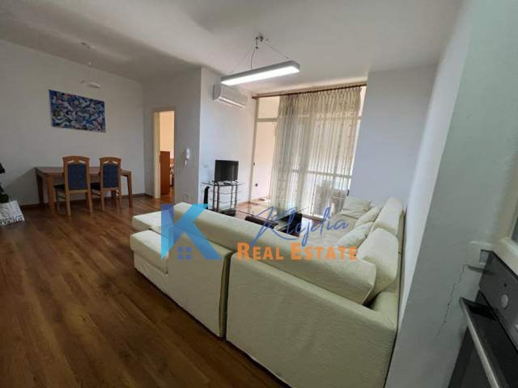 Apartament 1+1 per qira afer Shkolles se Kuqe