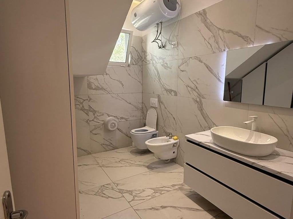 Vilë - Për Qira - Komuna e Parisit, Tiranë