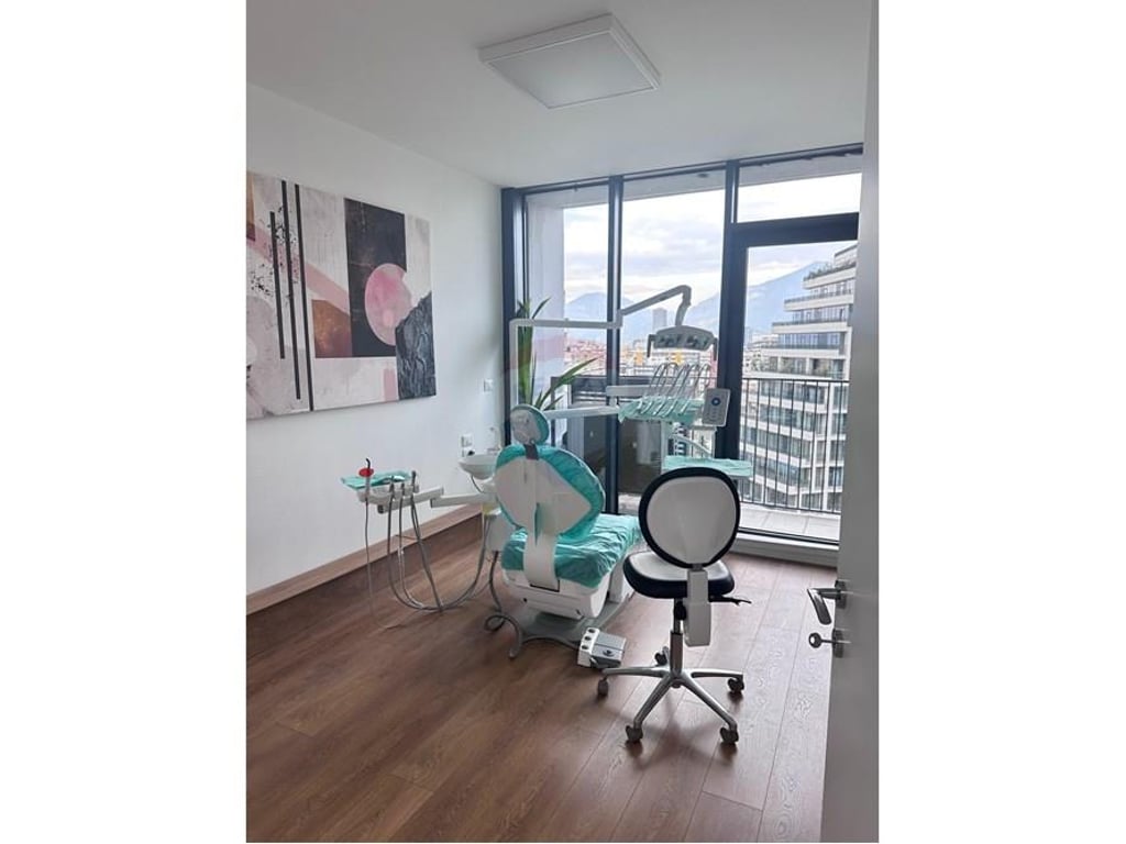 Klinike Dentare ne shitje tek Lake View