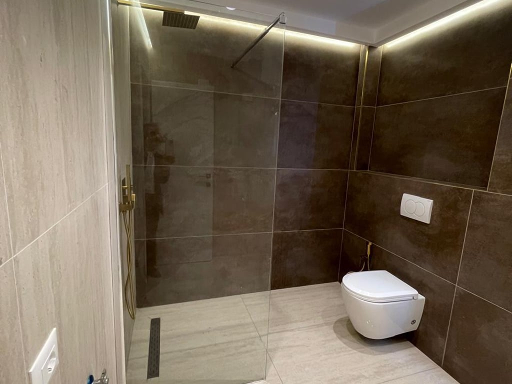 Apartment 2+1+2 for sale, empty, Kavaja Street.