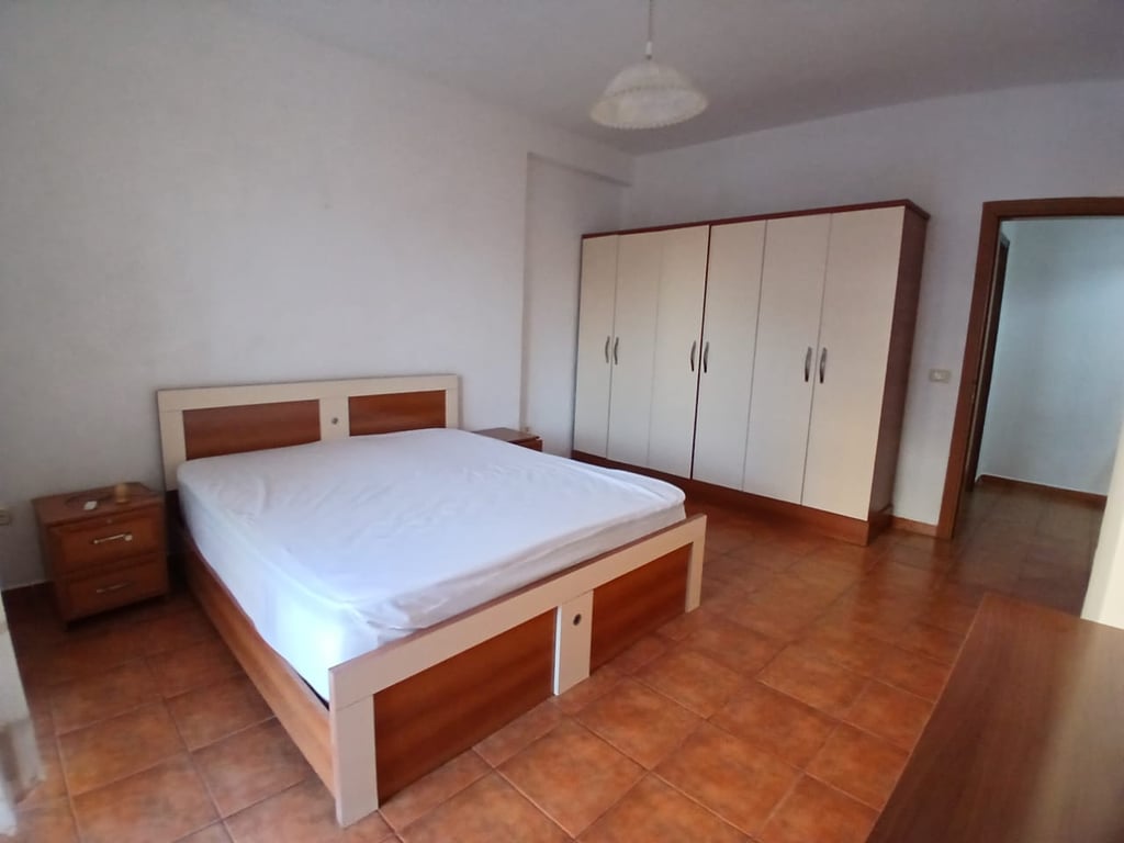 Jepet me qera Apartamenti 1+1, Rr. V. Huta (Ministria e Jashtme) prane Zyrave te punes 450 mije leke