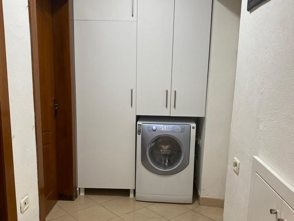 Affittasi appartamento 2+1, di fronte alla Pediatria, via Congresso di Manastir. Prezzo: 430 euro.