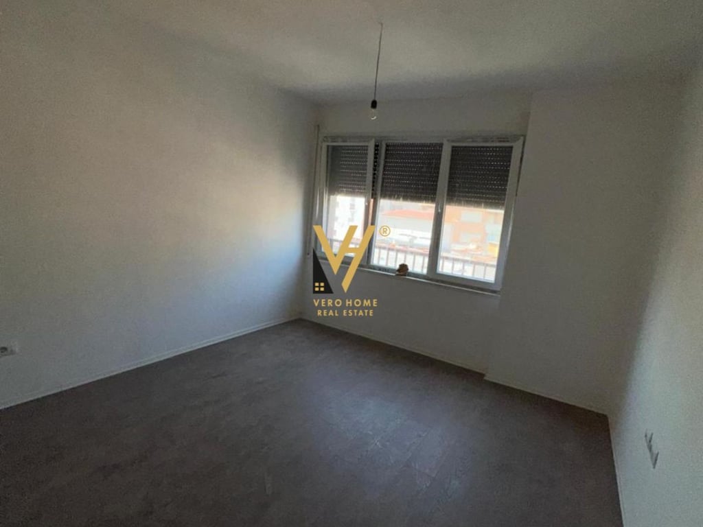 JEPET AMBIENT BIZNESI 95 M2 ME QERA TE PAZARI I RI 900 EURO