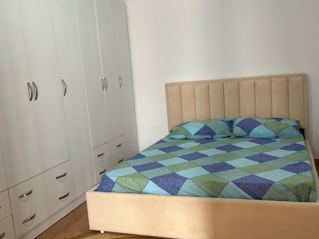 Jepet me qira apartament 2+1 + nje post parkim te Bulevardi i Ri, prane Qendres