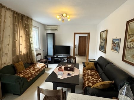 Affittasi casa a tre piani a Brryli, dietro la Votres.