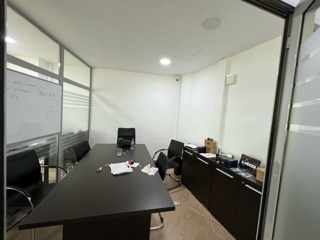 Office for rent on the upper floor with a fantastic view towards the center.
