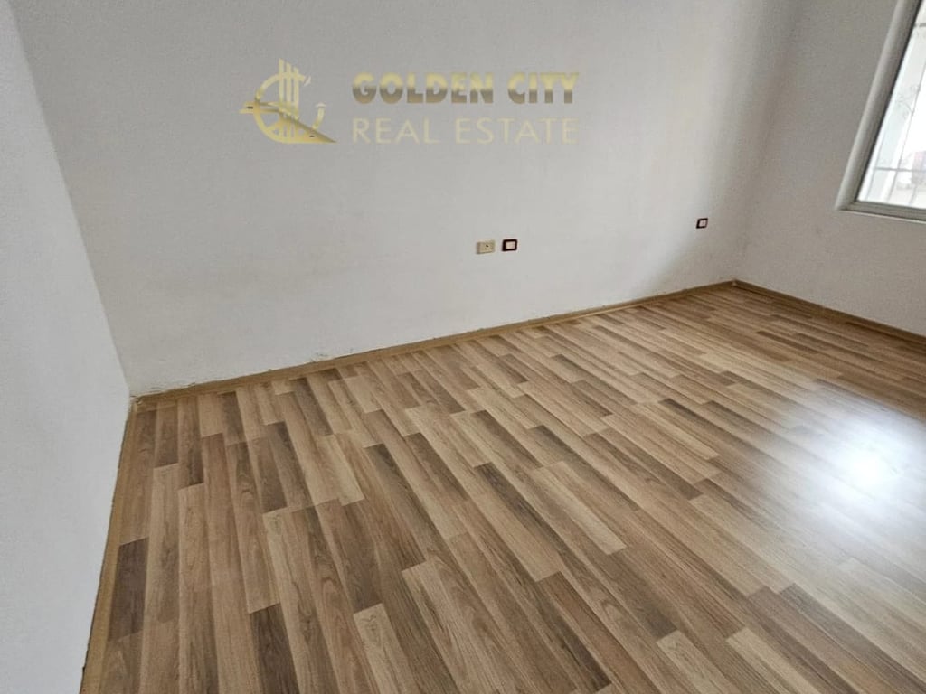 Shitet Apartament 2+1 te stacioni trenit