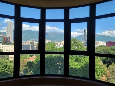 🏢 JEPET ME QIRA – AMBIENT PËR ZYRA NË ISH-BLLOK, PRANË CREDINS BANK