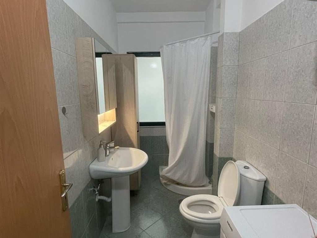 Apartament Me Qera 1+1 tek Komuna e Parisit (ID B2101080) Tirane
