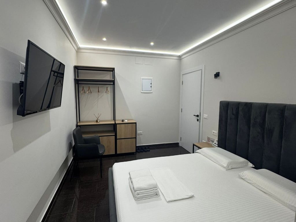 Jepet me qera Garsoniere , rruga Ferit Xhajko prane Dispancerise 350 mije leke