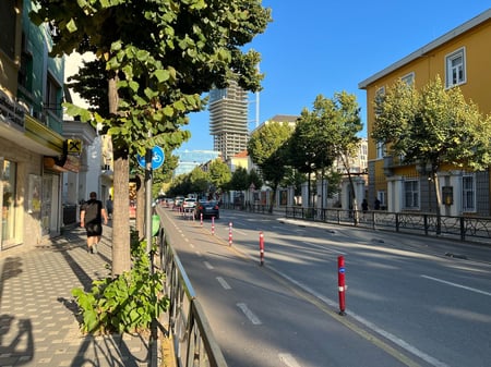 AFFITTASI VILLA A TRE PIANI PER ATTIVITÀ COMMERCIALE 500M2 5000 EURO VIA DI DURRES