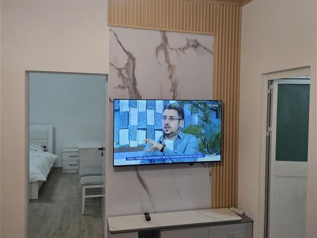 Affittasi Appartamento 1+1+posto auto, Laprake vicino al KMY (presso la Polizia di Frontiera) 450 euro.