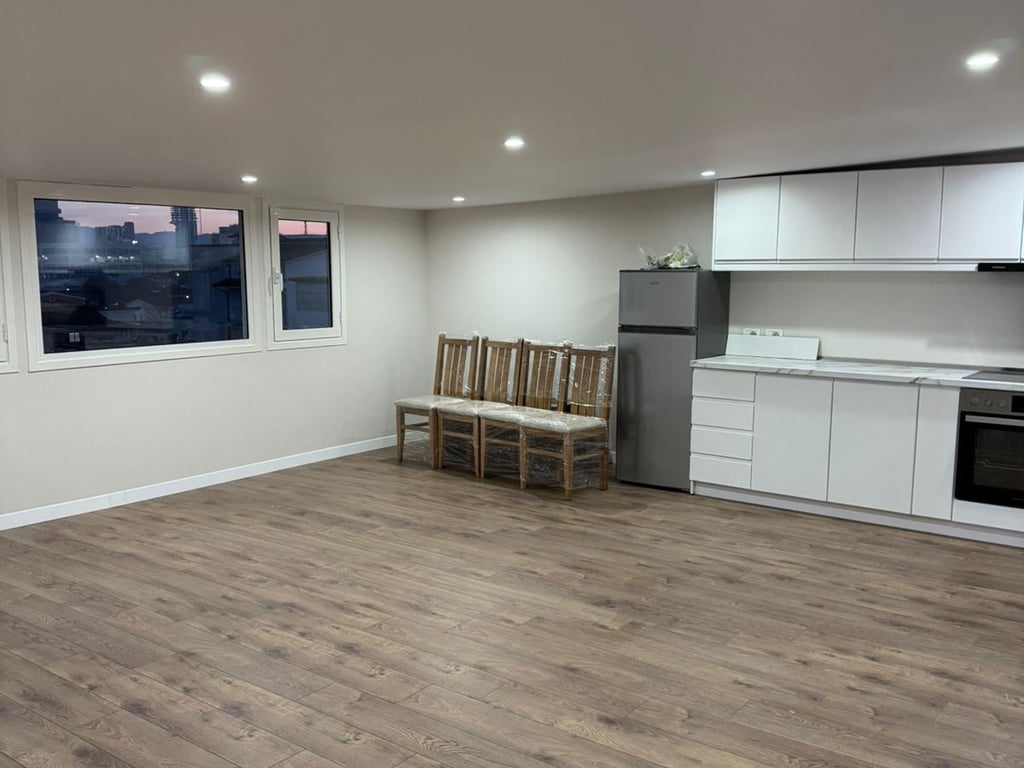 Jepet me qera Apartamenti 1+1, Rruga Siri Kodra prane Kompleksit Kontakt Cmimi: 400 Mije leke