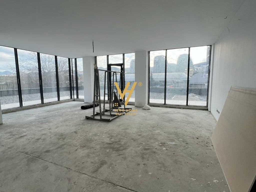AFFITTASI AMBIENTE DI 375 M2 IN VIA KOSOVAREVE 4.500 EURO