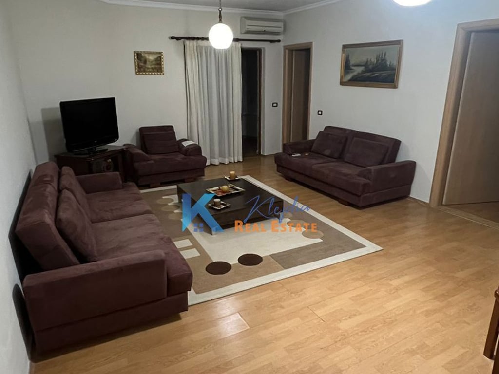 Apartament 2+1 per qira te Komuna e Parisit