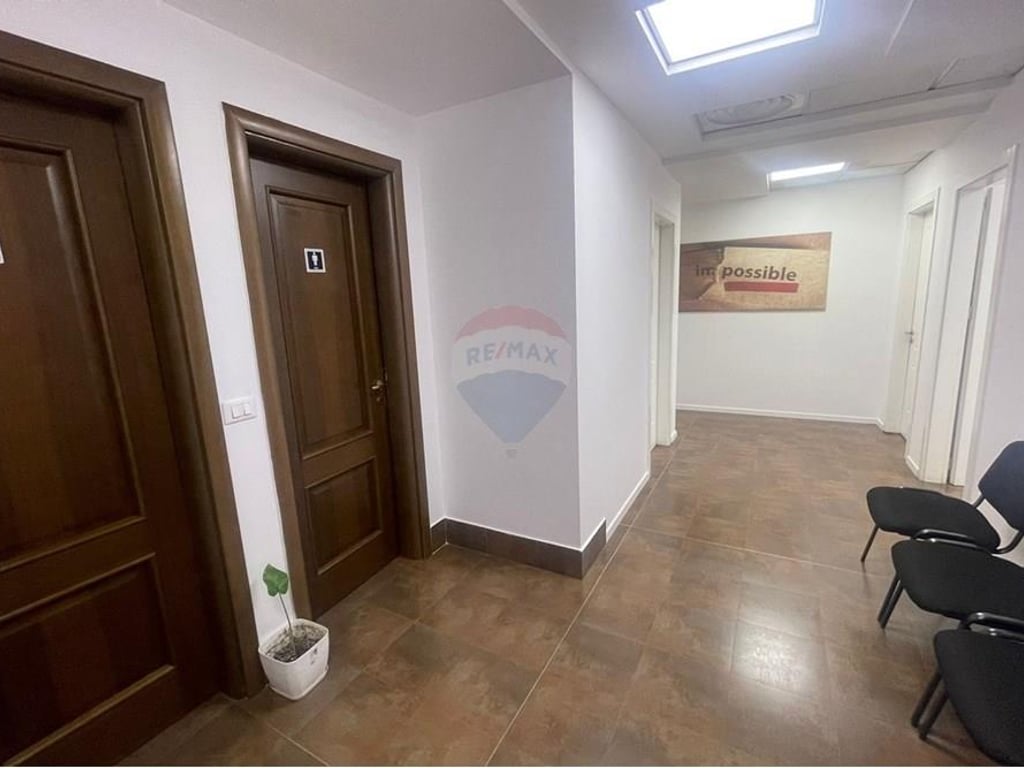 AMBIENT PER ZYRA ME QIRA TEK RRUGA E BARRIKADAVE!