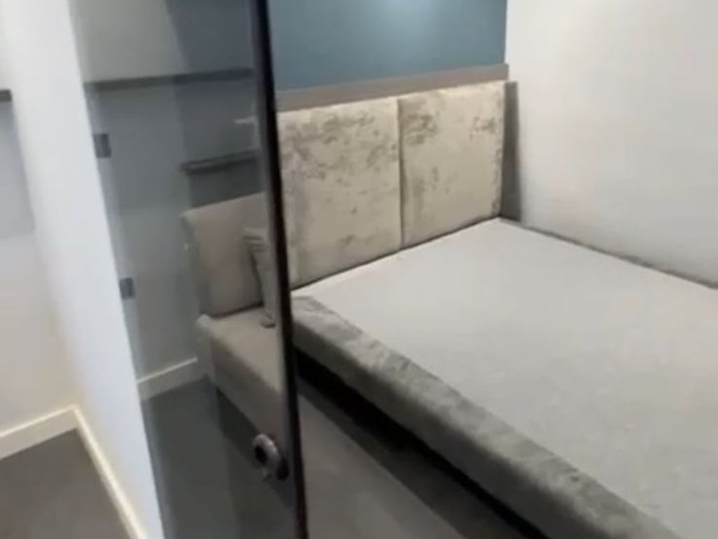 2 Garages are for rent on Durres Street.