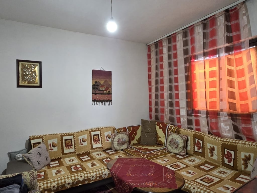 Shtëpi Private në Shitje me vendodhje te rruga Petrit Radovicka te Kthesa e Kamzës.