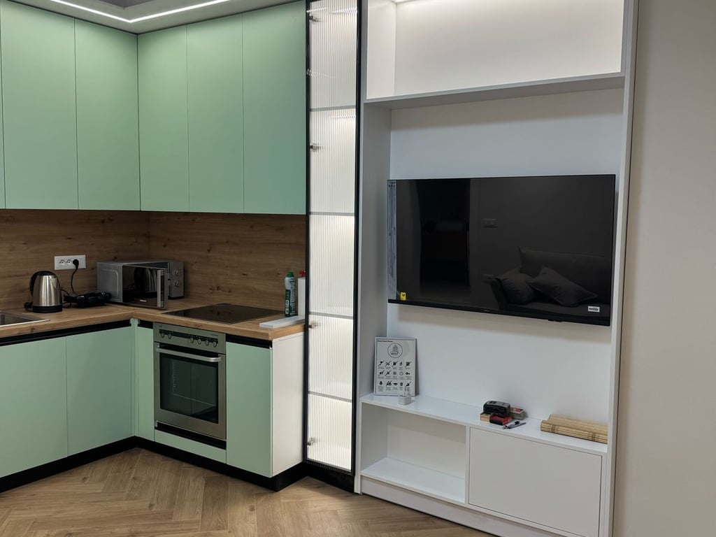 Jepet me qera Apartamenti 1+1, rruga 5 Maj prane Concord Center ( Big market) 450 euro