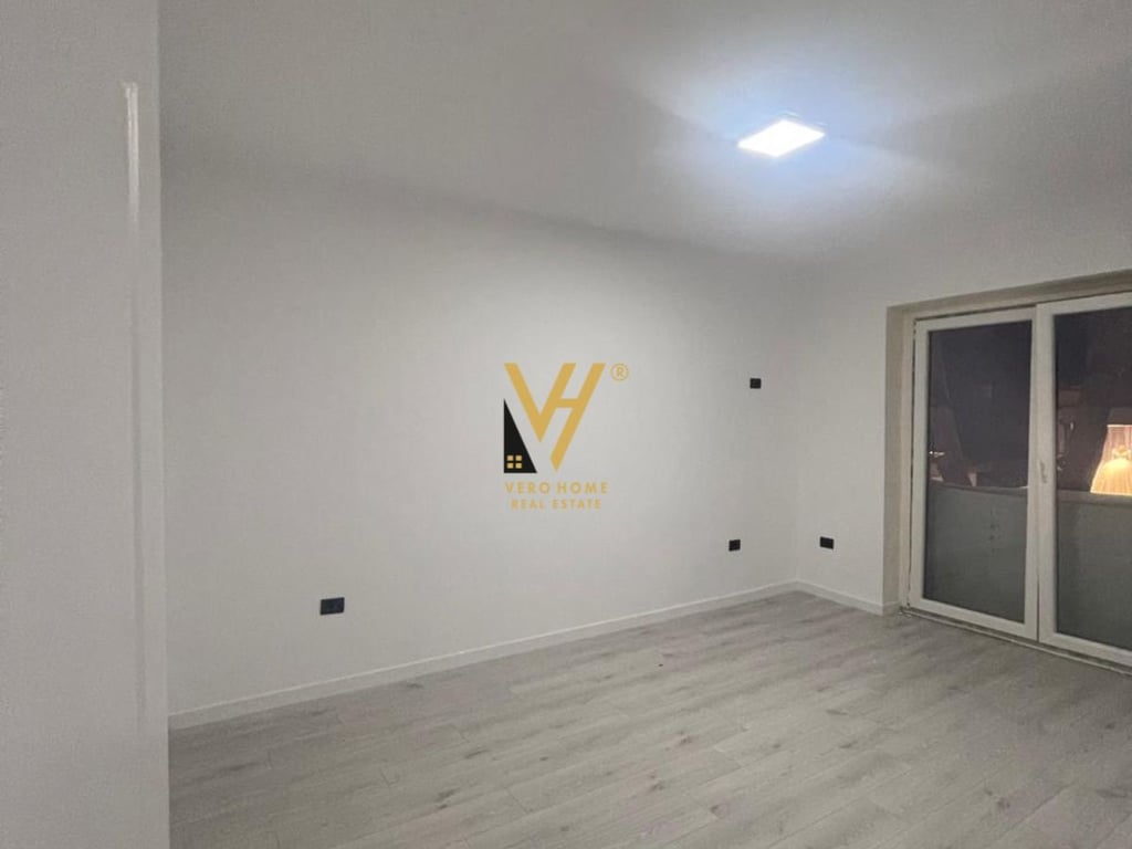 JEPET AMBJENT 75 M2 ME QERA TEK MYSLYM SHYRI 1.000 EURO