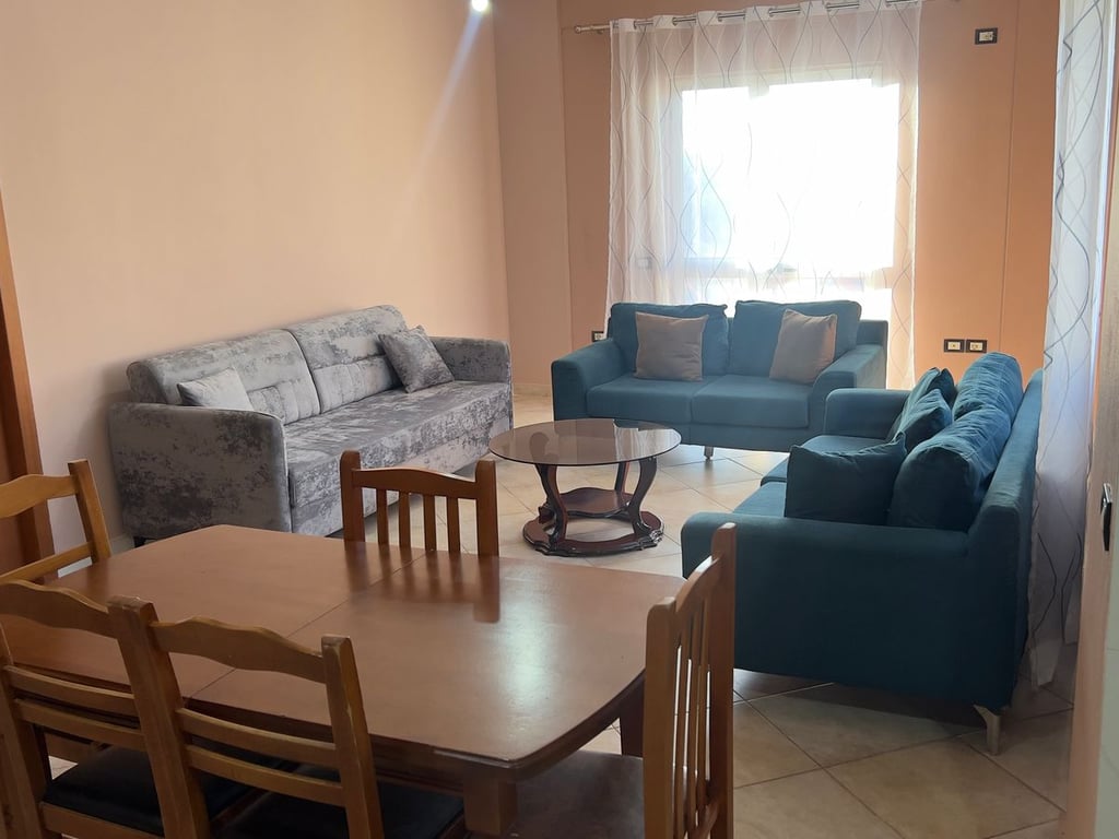 Affittasi appartamento 3+1, via Sali Nivica vicino al Mercato Elettrico Nuovo o alla strada di Elbasan, 500 mila lekë.