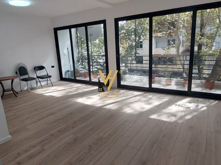 JEPET AMBIENT 120 M2 ME QERA MYSLYM SHYRI 900 EURO