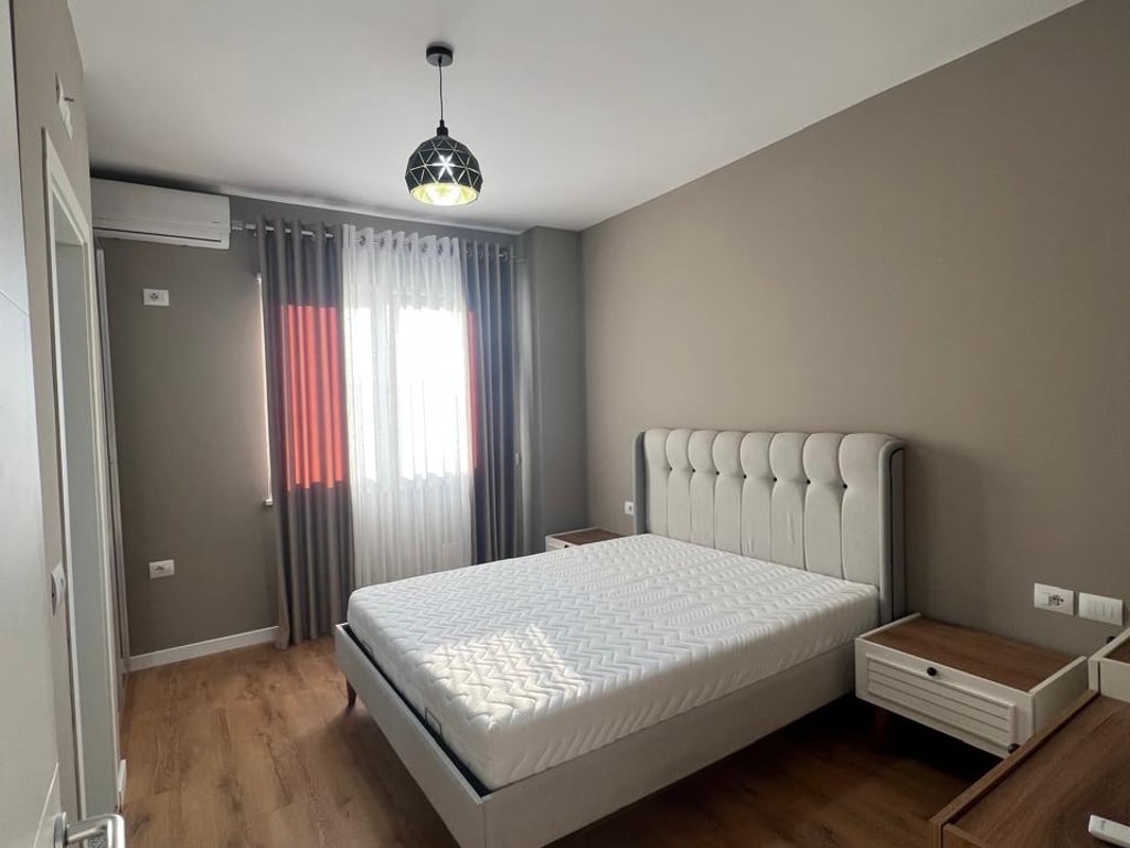 Jepen 2 apartamente identike per qera 2+1+2+Parkim tek Kopshti Botanik.