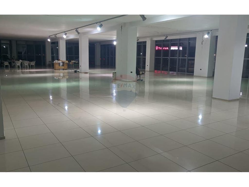 Showroom for rent on the Tr-Dr Highway