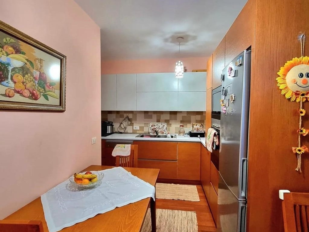 Jepet me qera Apartamenti 2+1 , Fusha e Aviacionit , prane bar malboro Cmimi: 500€uro