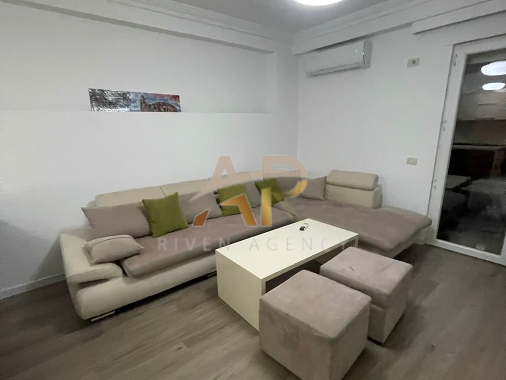 Jepet me qera apartament 1+1+p ne rrugen Bill Klinton, prane Market Coku