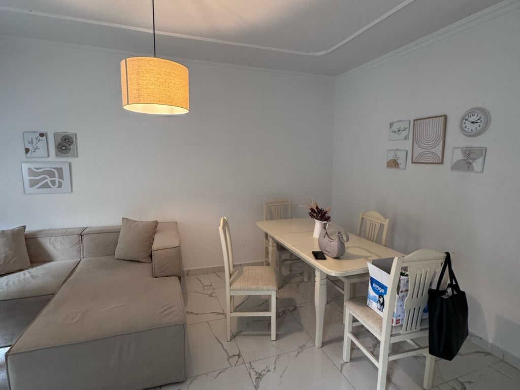 Affittasi appartamento 1+1, Oxhaku vicino alla Moschea Xhura, via Belul Hatibi, 400 mila lekë.