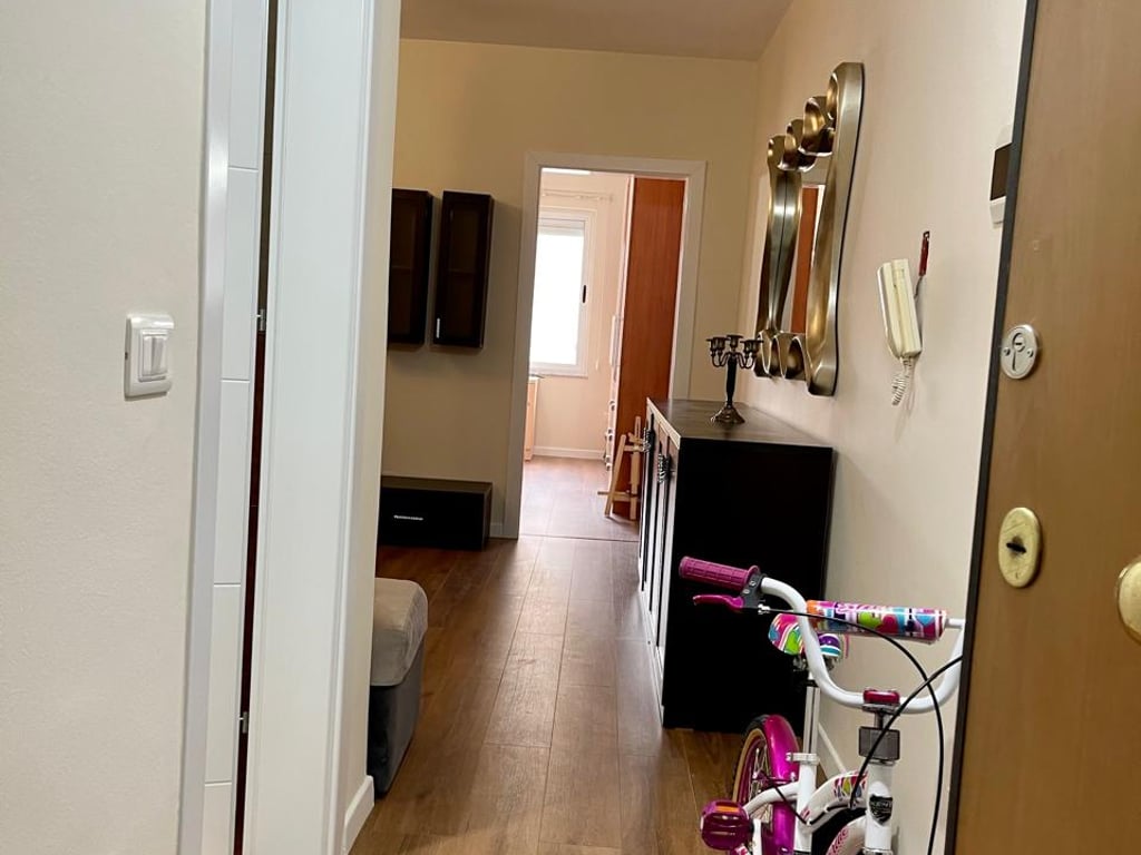 Shitet apartament 1+1 i mobiluar ne menyre bashkekohore te Komuna e Parisit perballe me Lulishten.Kati 11, Uje e drita 24 ore, ashensor