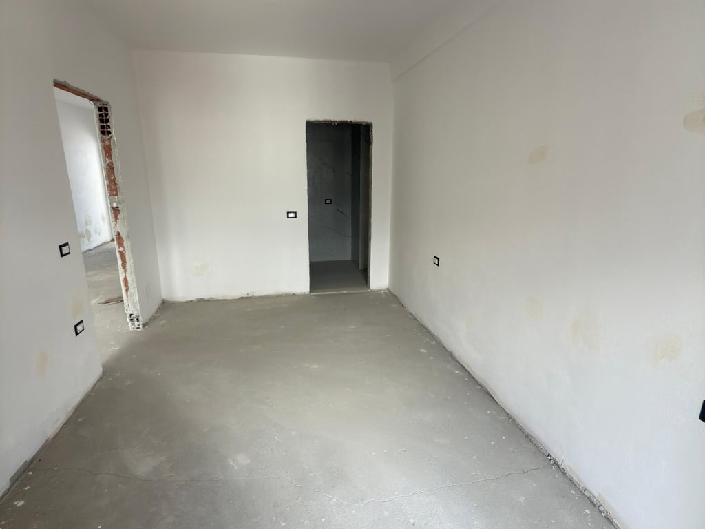 Vendesi appartamento 3+1+2+Balcone in Jordan Misja vicino al Bulevardit te Ri.