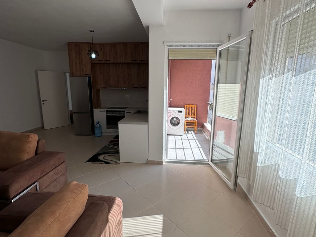 Affittasi appartamento 2+1, Fresk vicino all'Hotel Gaxherri Prezzo: 350 mila lekë
