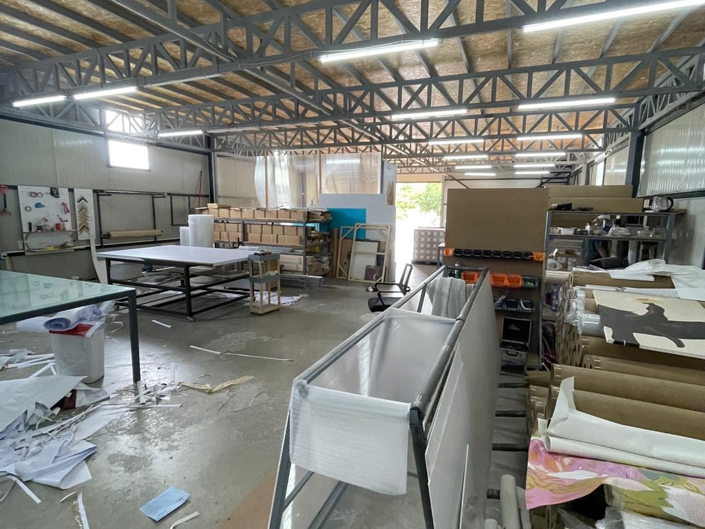 A warehouse is for rent near Top Channel.