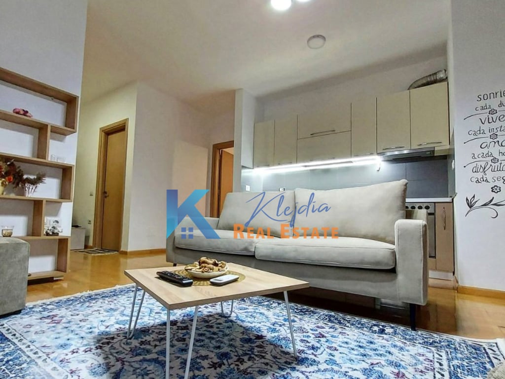 Apartament 2+1 per qira ne Qender, afer hotel Stela
