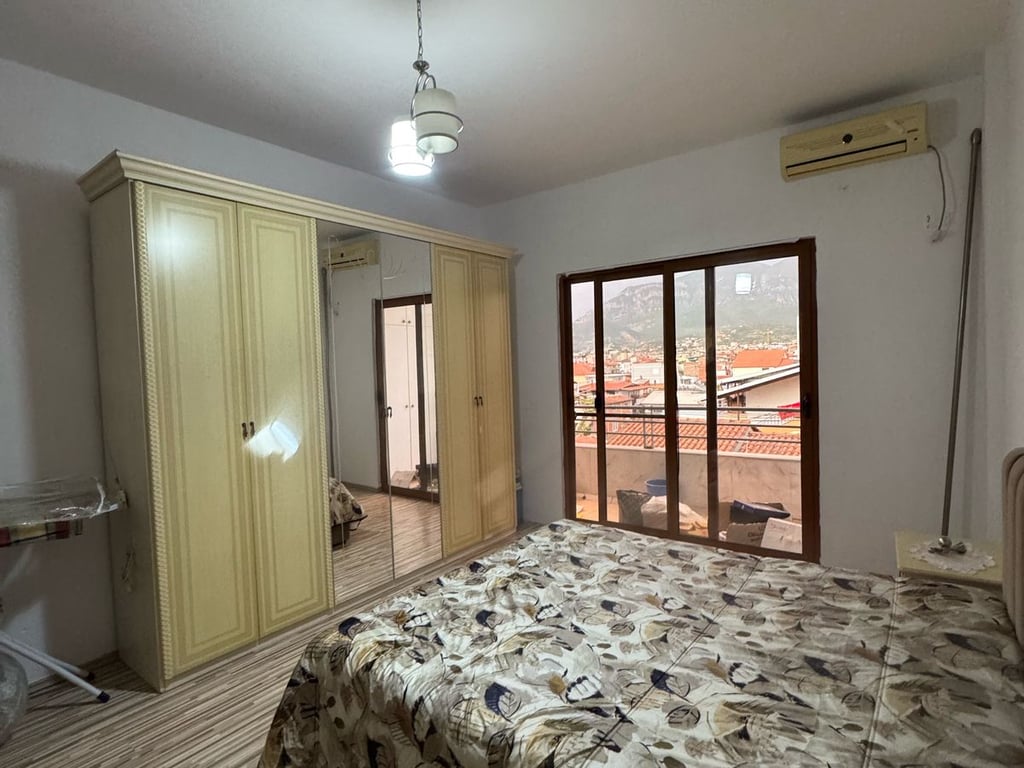 Jepet me qera Apartamenti 2+1 Rruga 5 maj , prapa concord center prane big market  Cmimi: 450mije leke