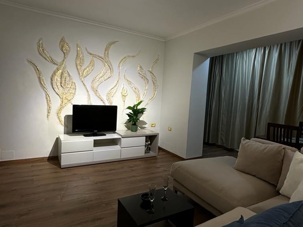 Stacioni i Trenit ofrojme per qira apartament 2+1