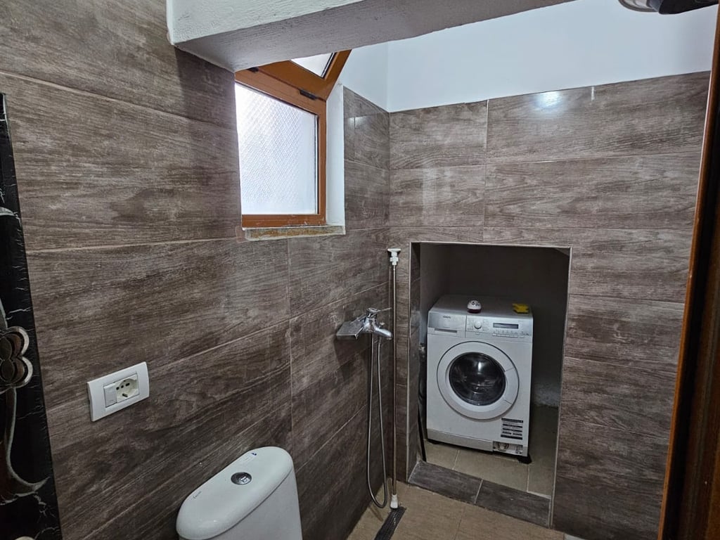 Jepet me qera Apartamenti 1+1 , Selite prane Universitetit Marin Barleti Cmimi: 400 euro