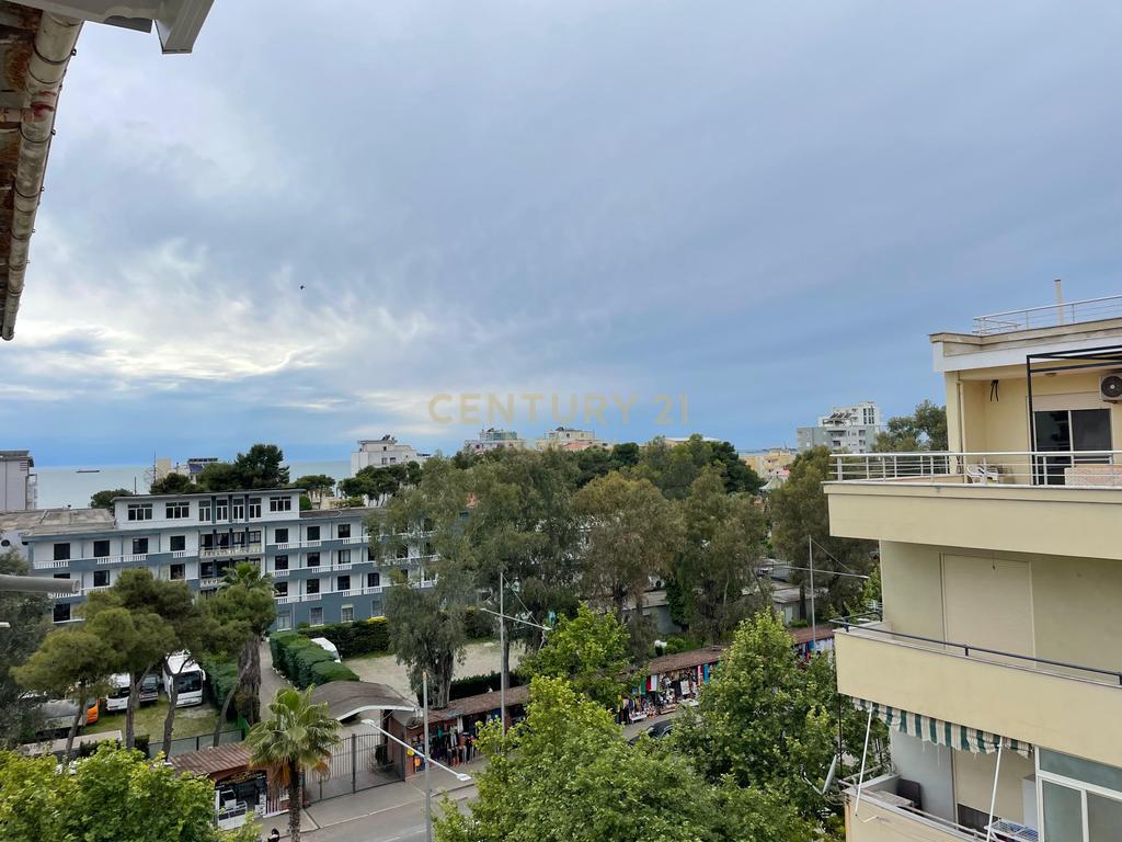 Vendesi appartamento 2+1 con vista mare e veranda sulla spiaggia Iliria.