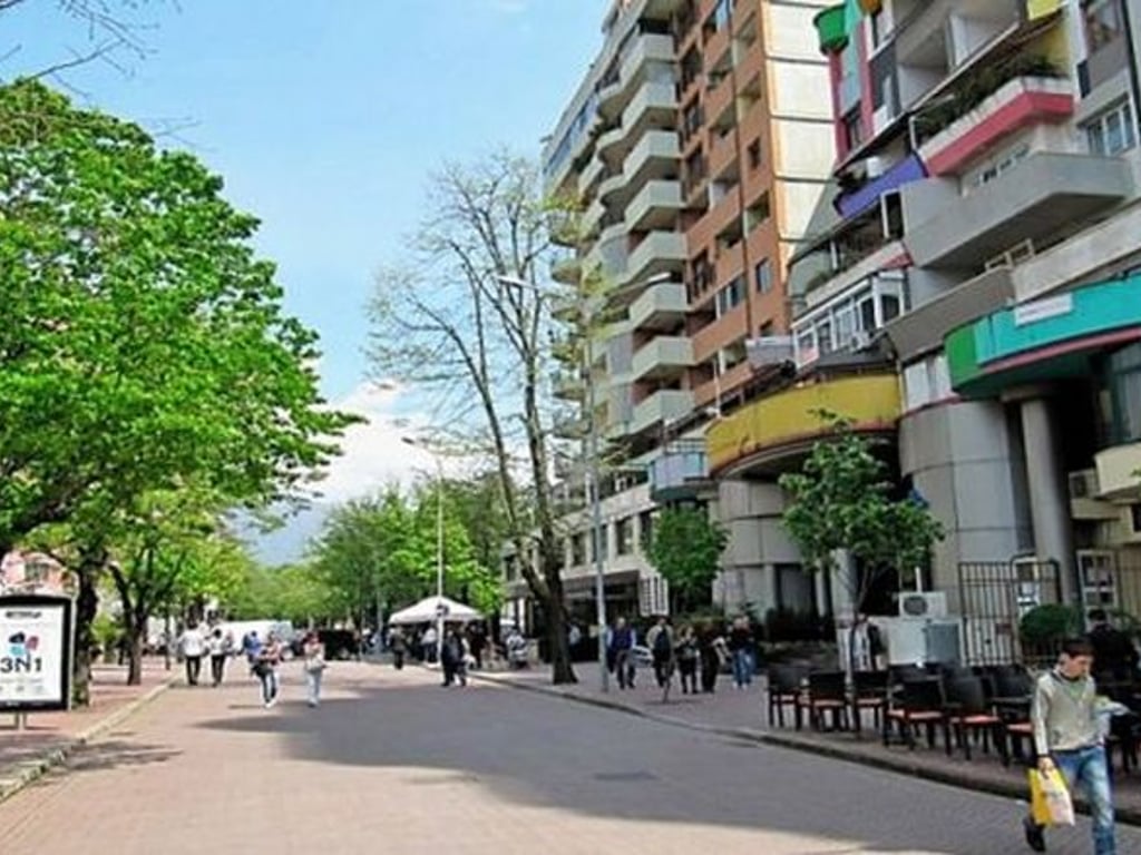 Ambiente commerciale in affitto a Bllok