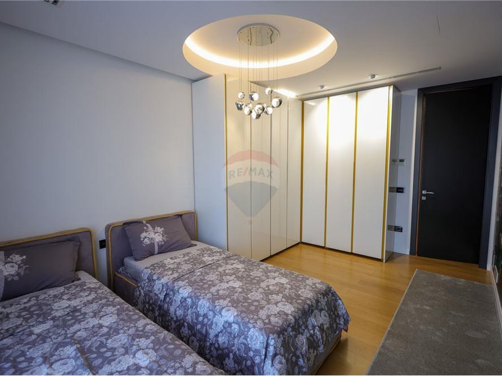 PENTHOUSE LUKSOZ PER SHITJE, KOPSHTI ZOOLOGJIK