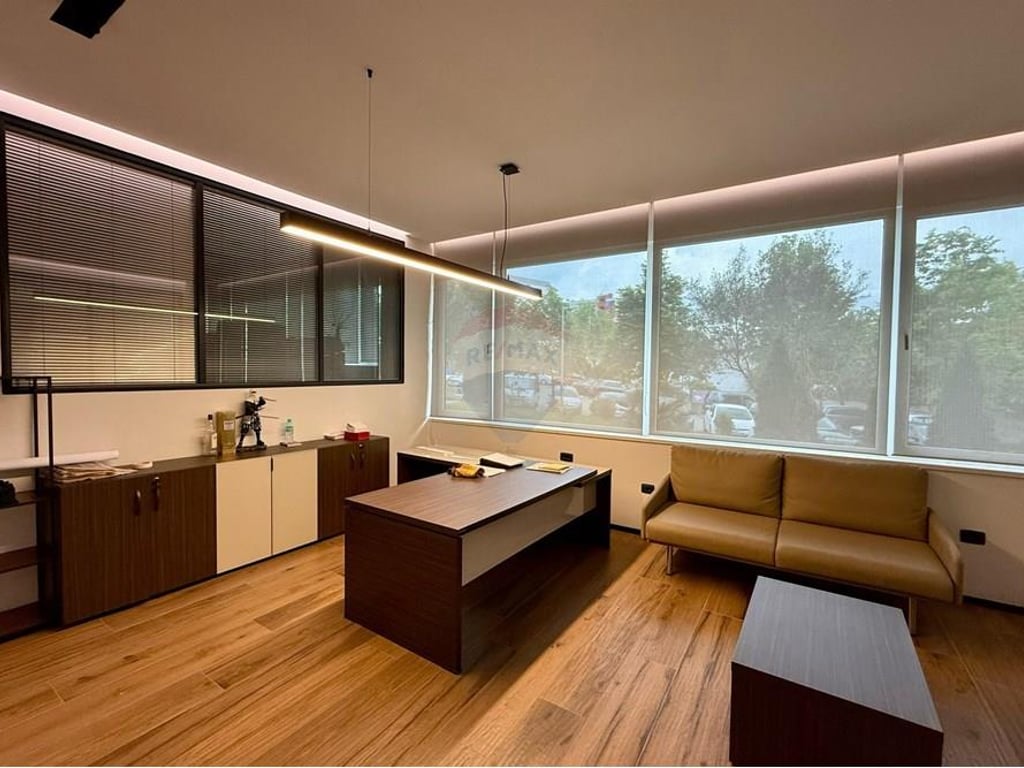Tirane, jepet me qera ambjent biznesi , 146 m² 1.400 € (Rruga Aleksandër Moisiu)