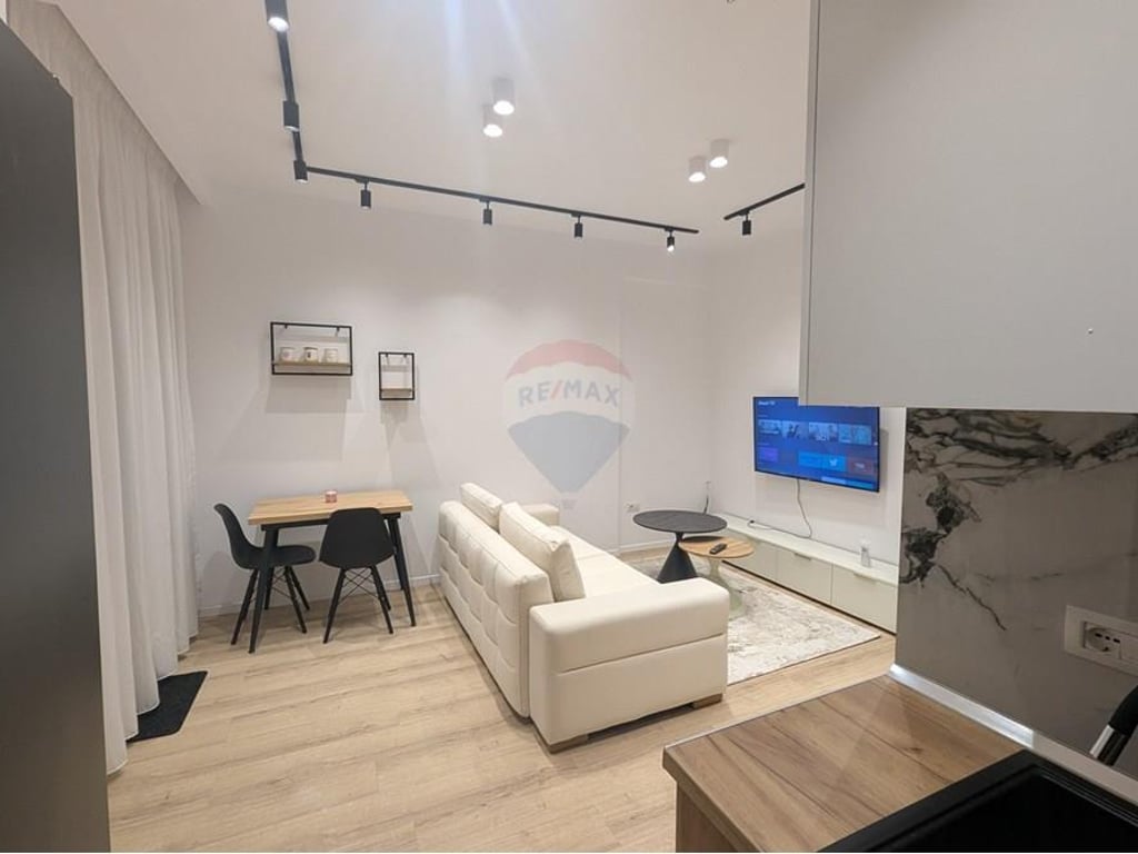 Ap 1+1 me qira te kopshti Botanik